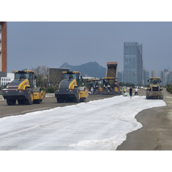 江苏海建公司连云区连云新城广州路进行水稳摊铺