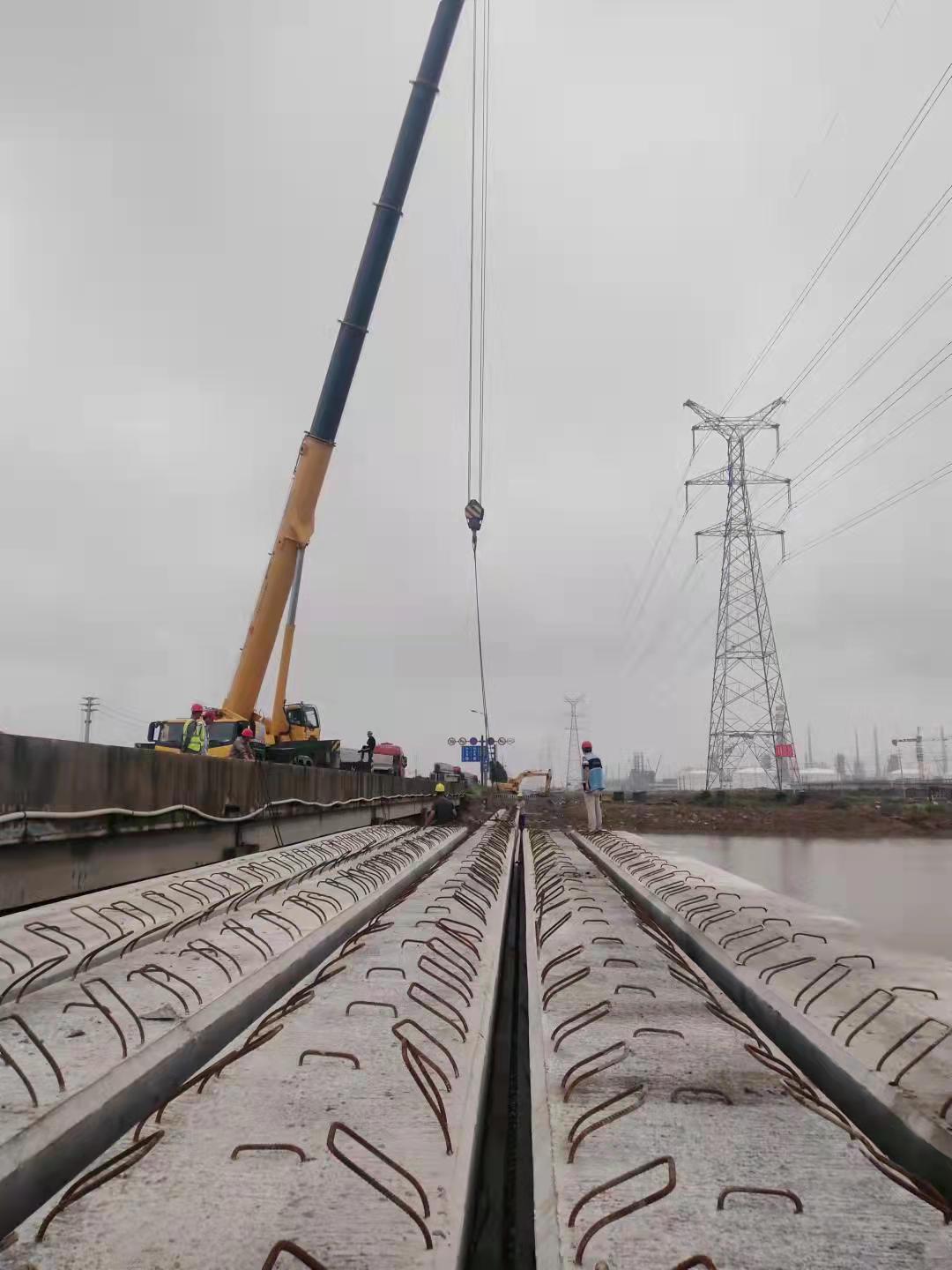 江苏海建徐圩新区江苏大道交通安全管控项目全部桥梁板梁完成吊装(图1)